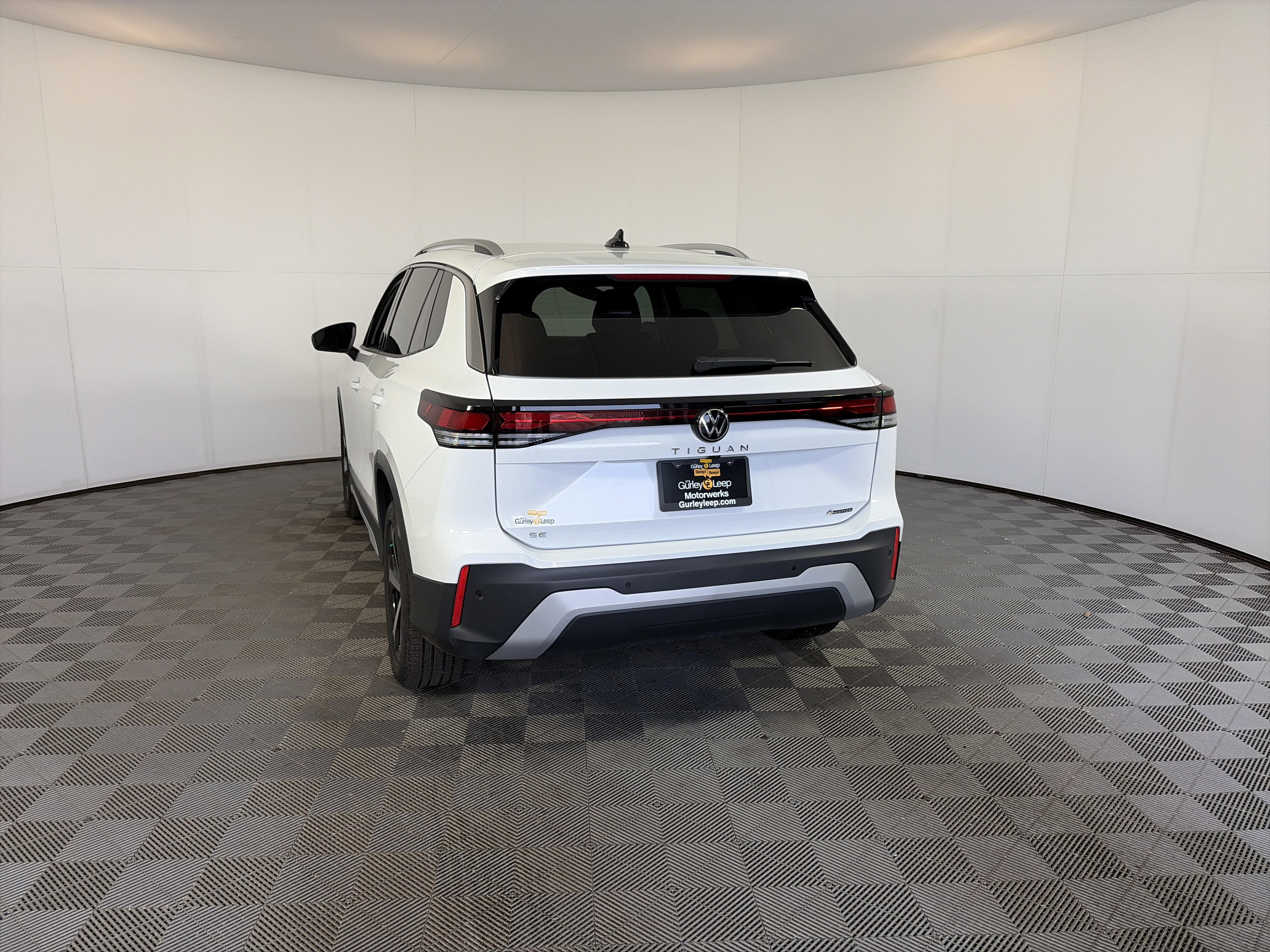 Used 2025 Volkswagen Tiguan SE image 8