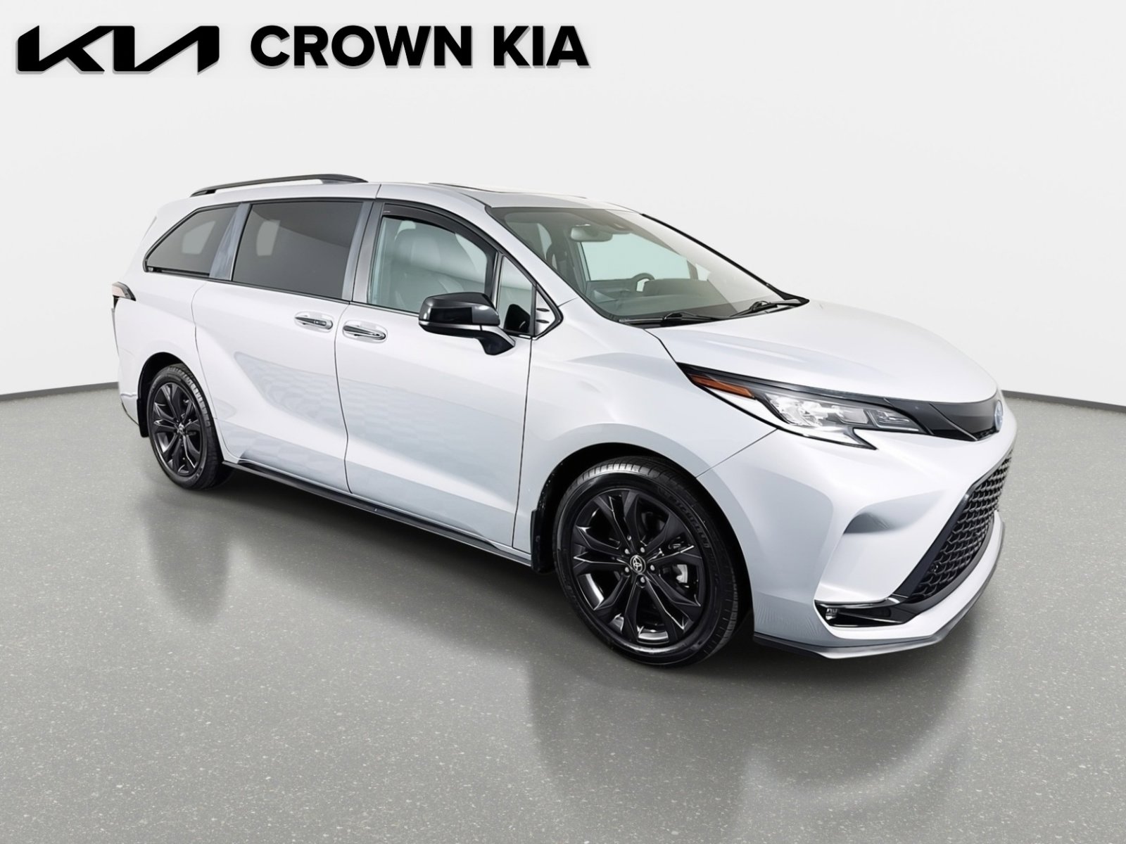 Used 2025 Toyota Sienna XSE w/ XSE Plus Package image 4