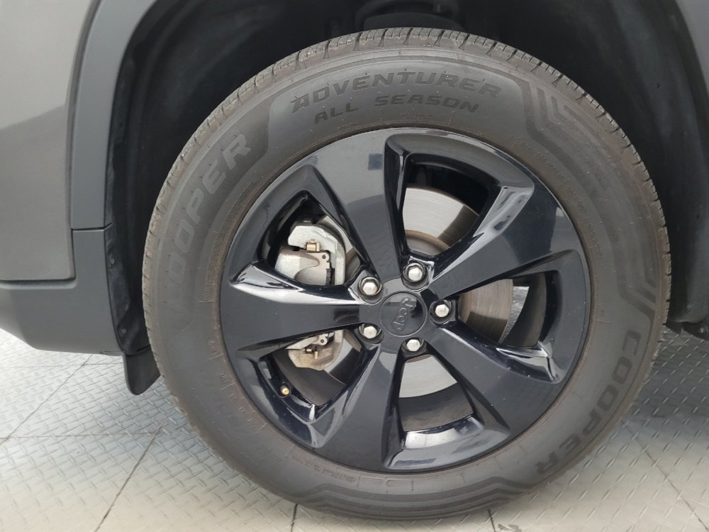 Used 2019 Jeep Cherokee Latitude Plus AWD/4WD image 31