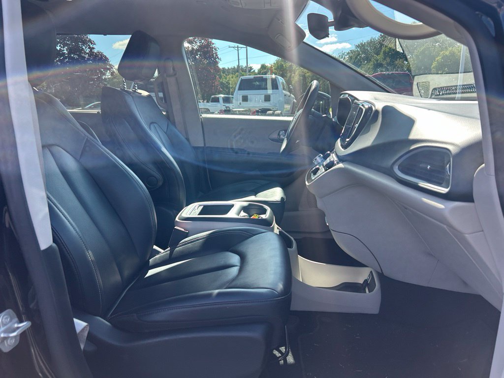 Used 2024 Chrysler Pacifica Touring-L FWD image 6