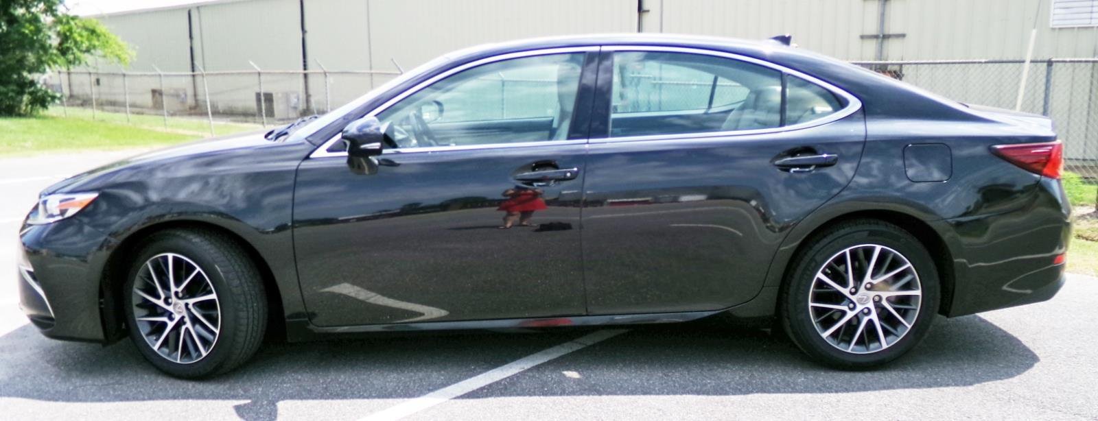Used 2017 Lexus ES 350 w/ Luxury Package FWD image 2