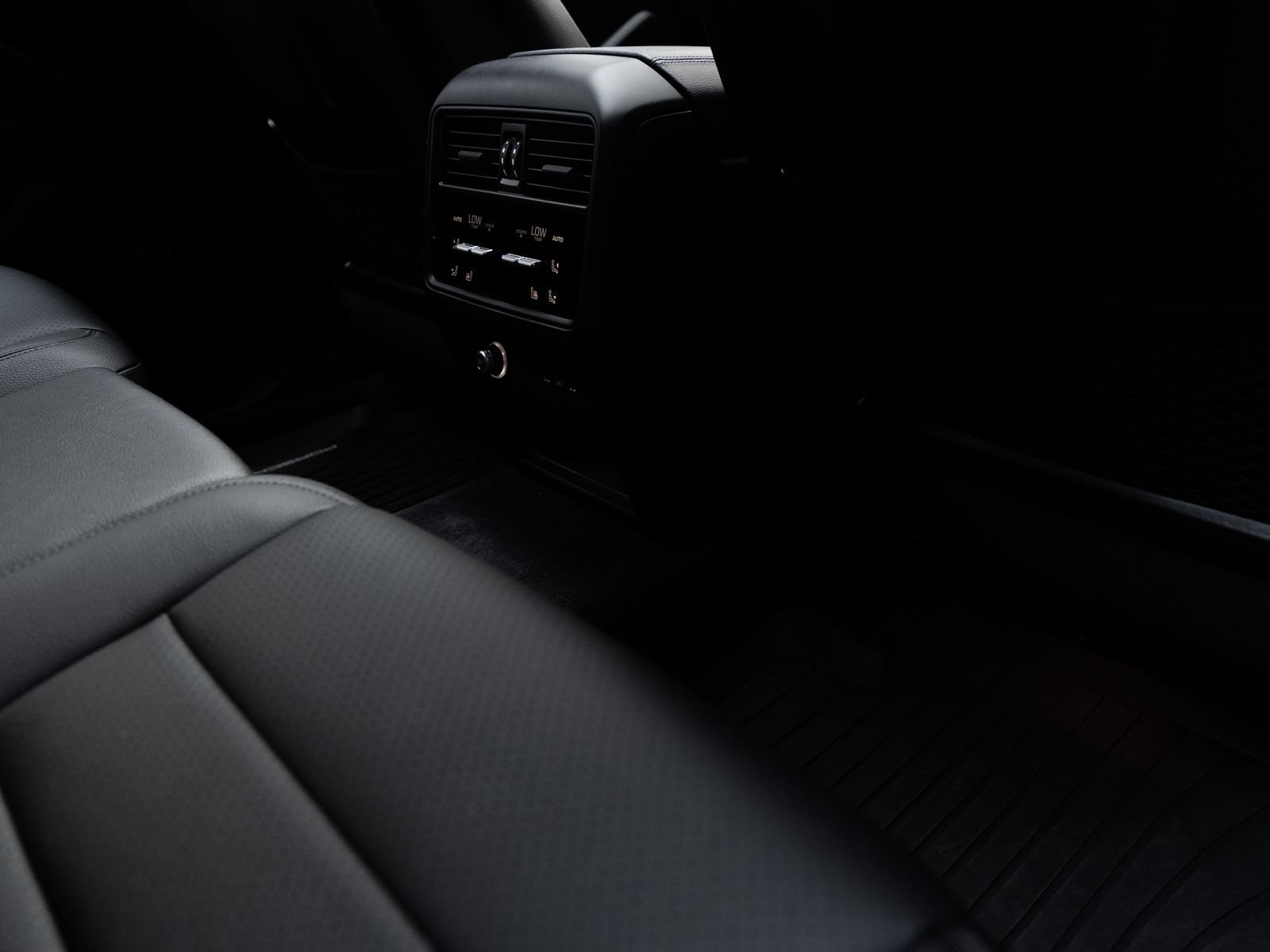 Certified 2025 Porsche Cayenne AWD/4WD image 34