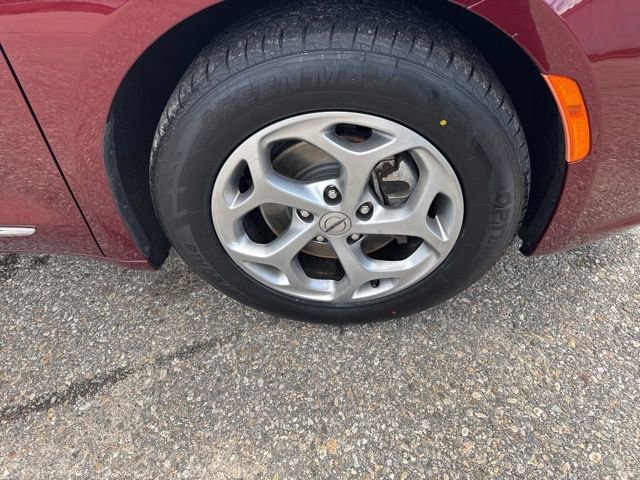 Used 2023 Chrysler Pacifica Limited FWD image 11