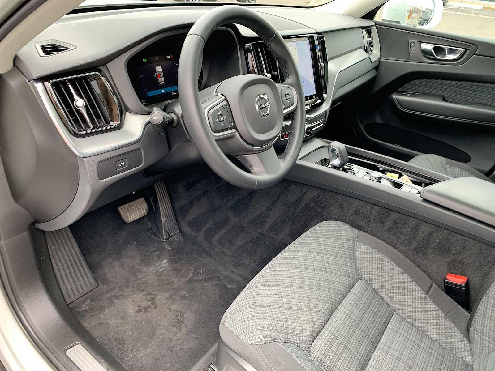 Used 2023 Volvo XC60 B5 Core image 10