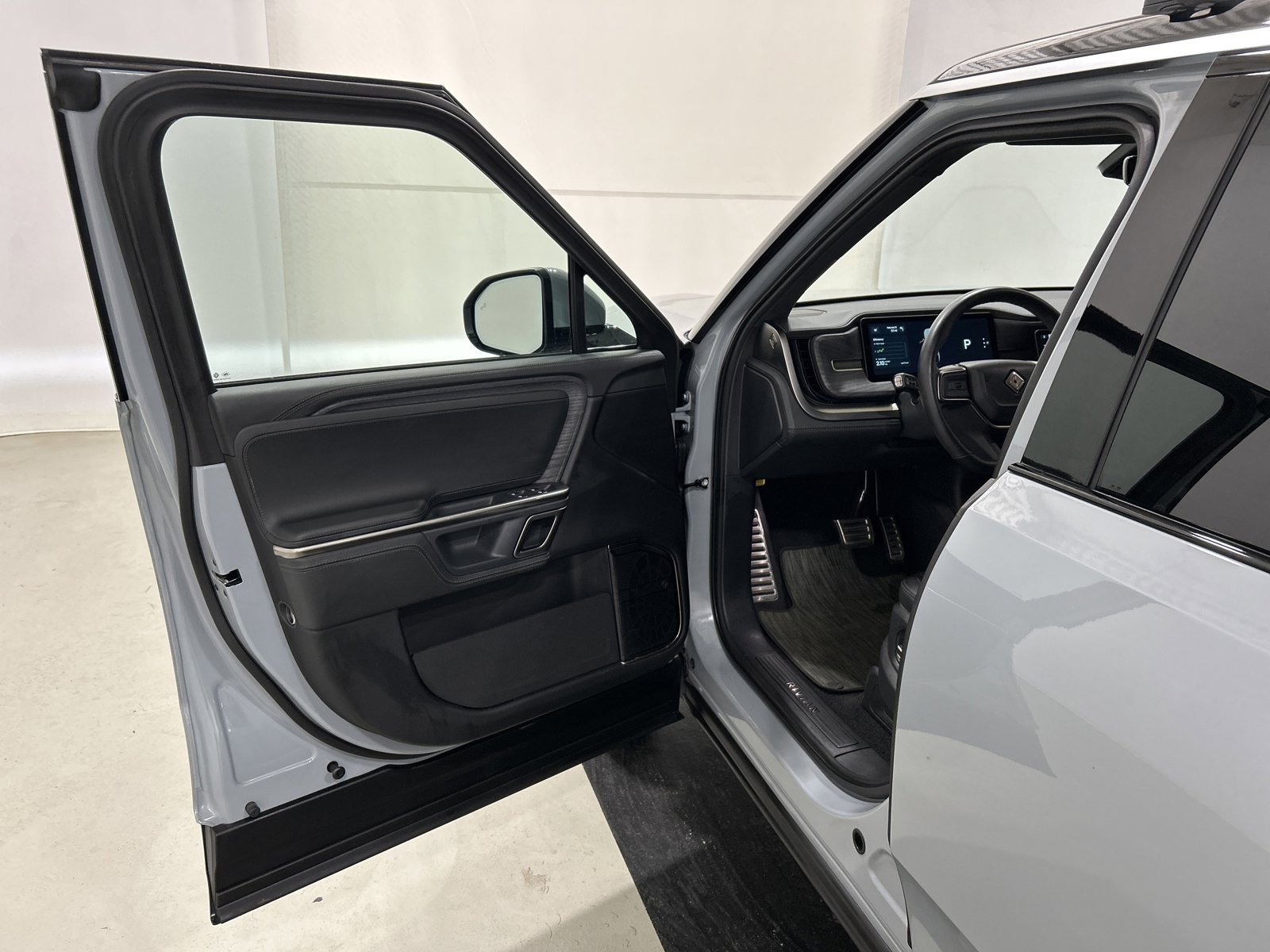 Used 2024 Rivian R1S Adventure AWD/4WD image 16