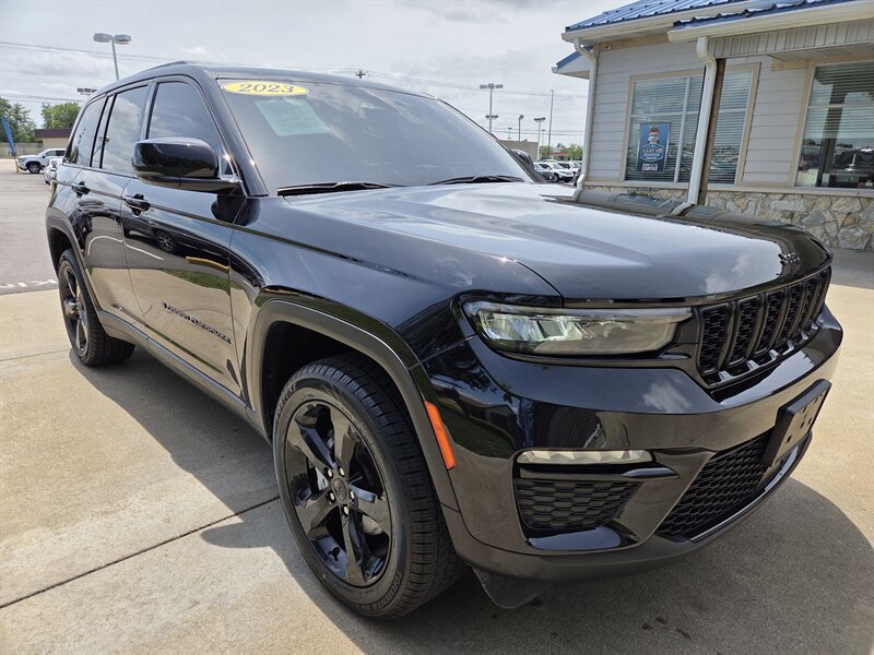 Used 2023 Jeep Grand Cherokee Limited w/ Black Appearance Package AWD/4WD image 1