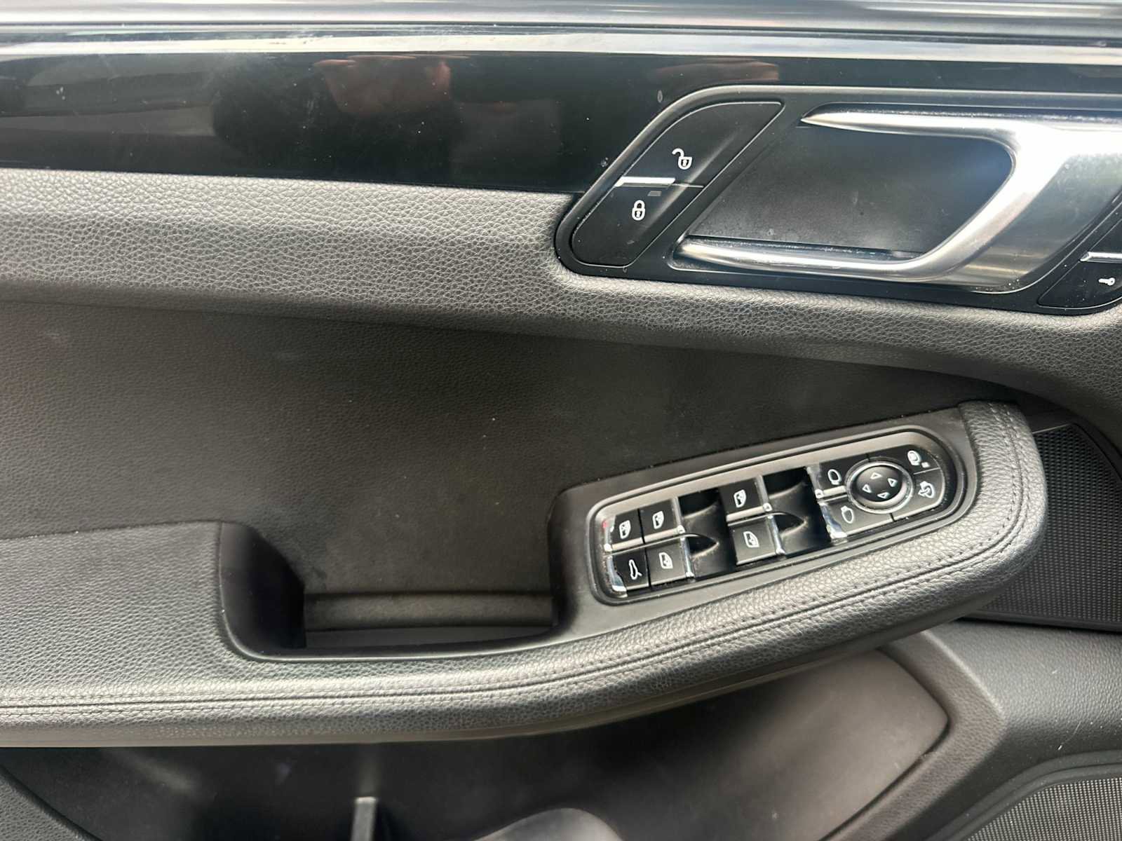 Used 2018 Porsche Macan S image 12