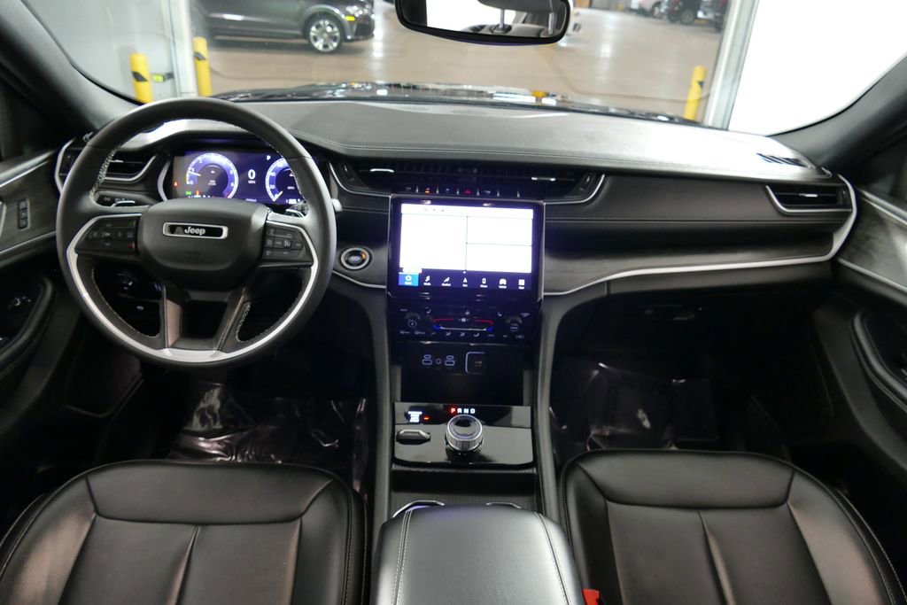 Used 2024 Jeep Grand Cherokee Limited w/ Black Appearance Package image 8