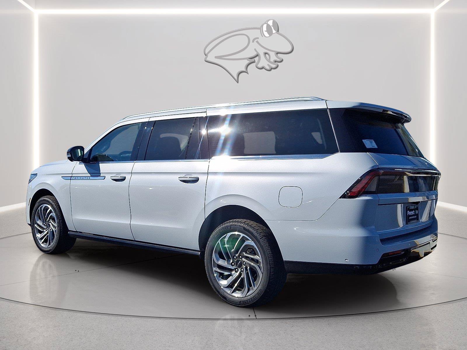 New 2025 Lincoln Navigator L Reserve AWD/4WD image 2