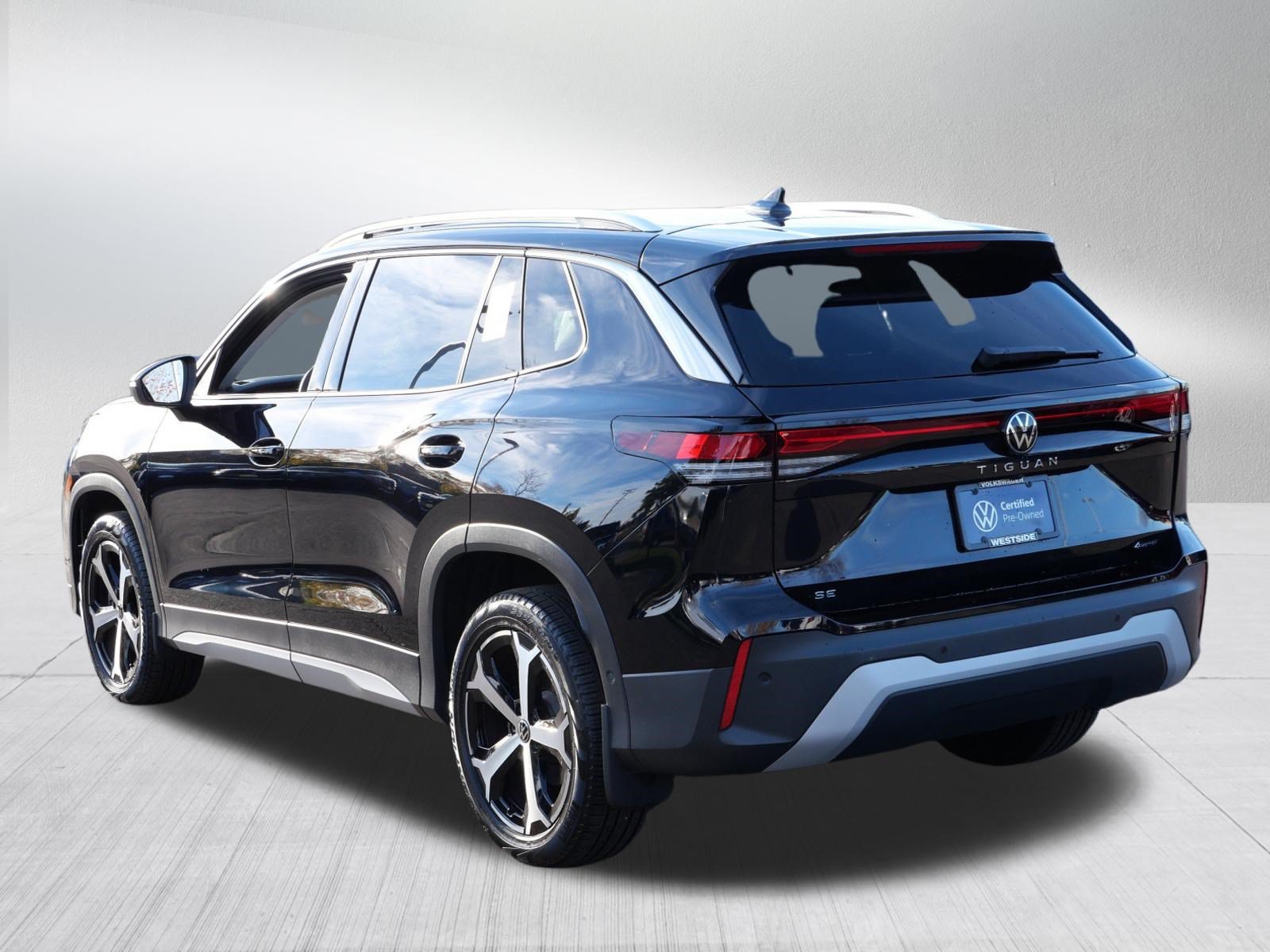 Certified 2025 Volkswagen Tiguan SE AWD/4WD image 5