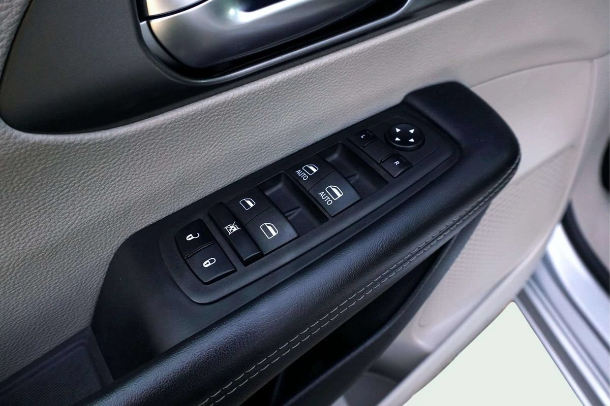 Used 2023 Chrysler Pacifica Touring-L FWD image 16