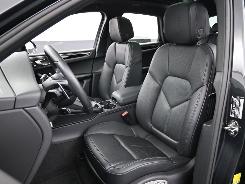 Certified 2025 Porsche Macan image 5