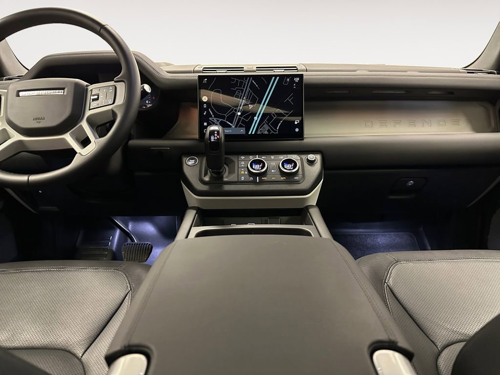 Used 2024 Land Rover Defender 130 X-Dynamic SE image 10