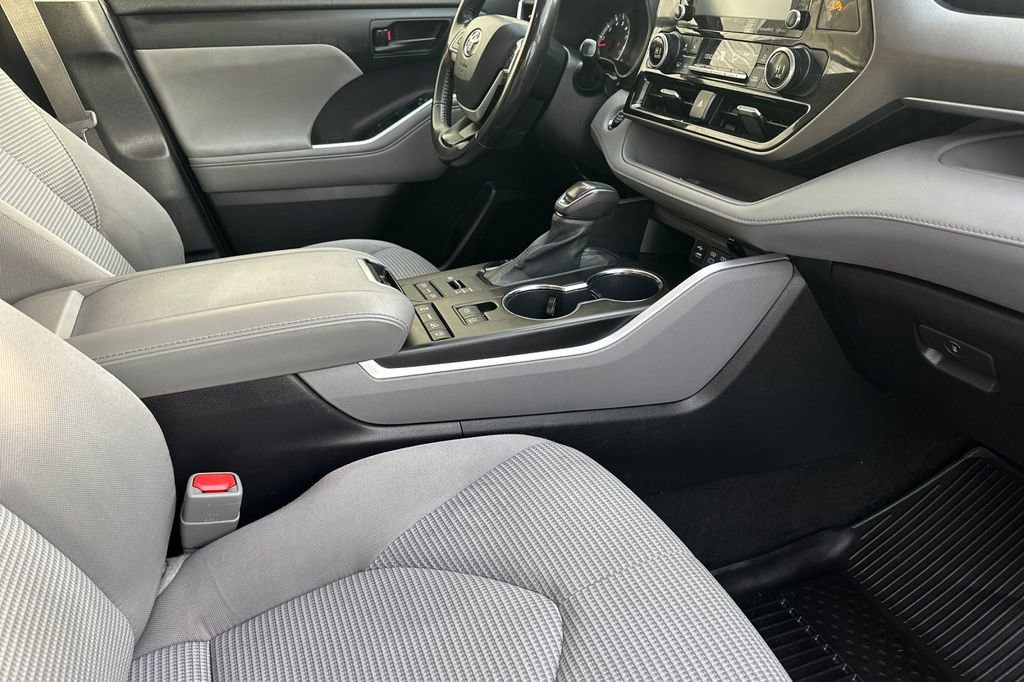 Used 2022 Toyota Highlander LE image 17