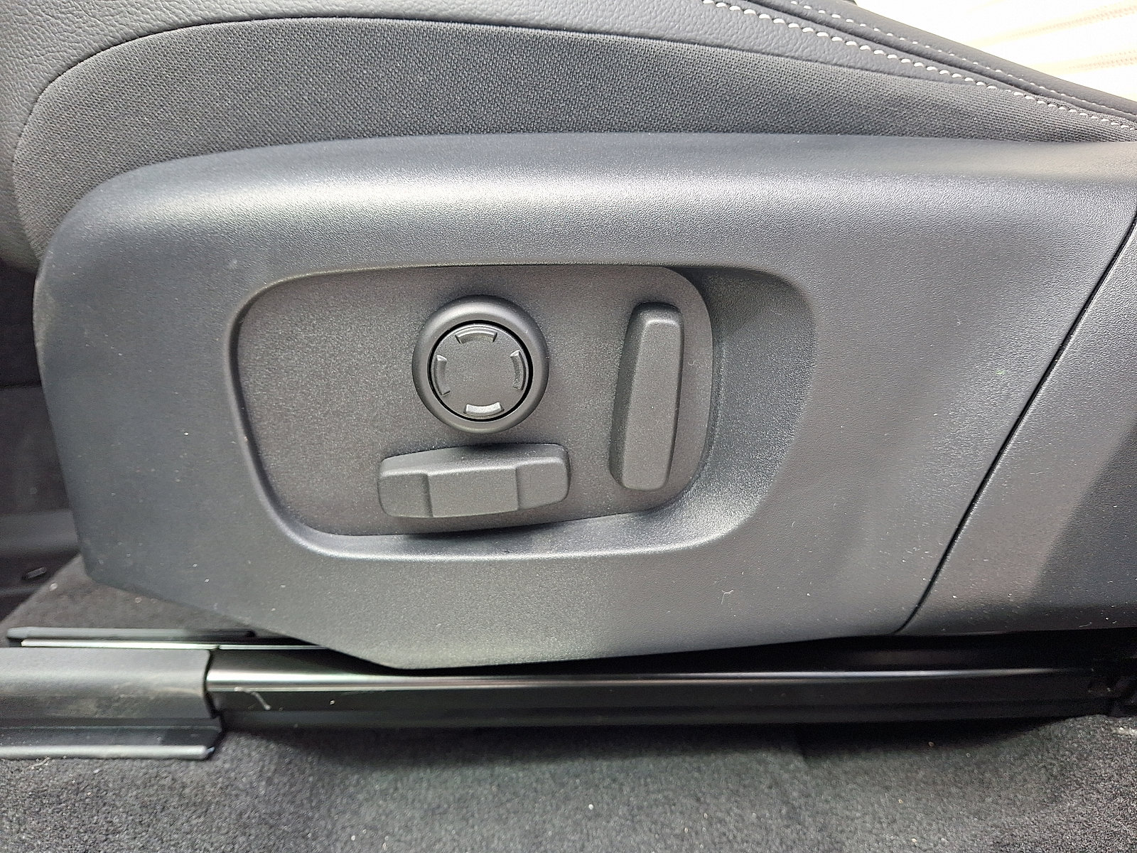 New 2026 Land Rover Discovery Sport Landmark image 4