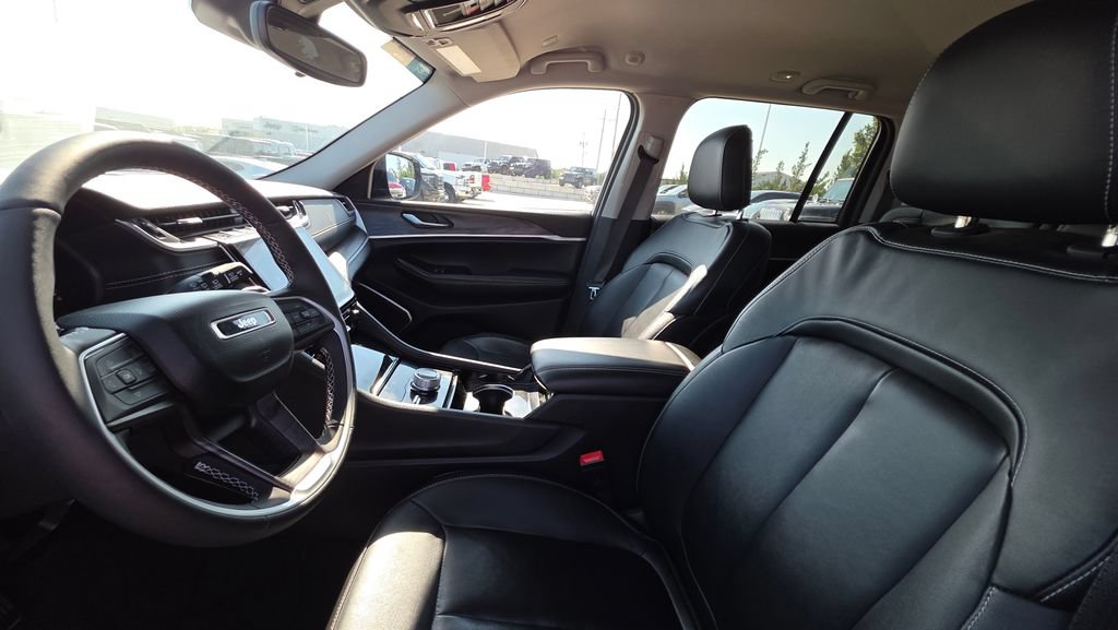 Used 2023 Jeep Grand Cherokee Limited AWD/4WD image 11