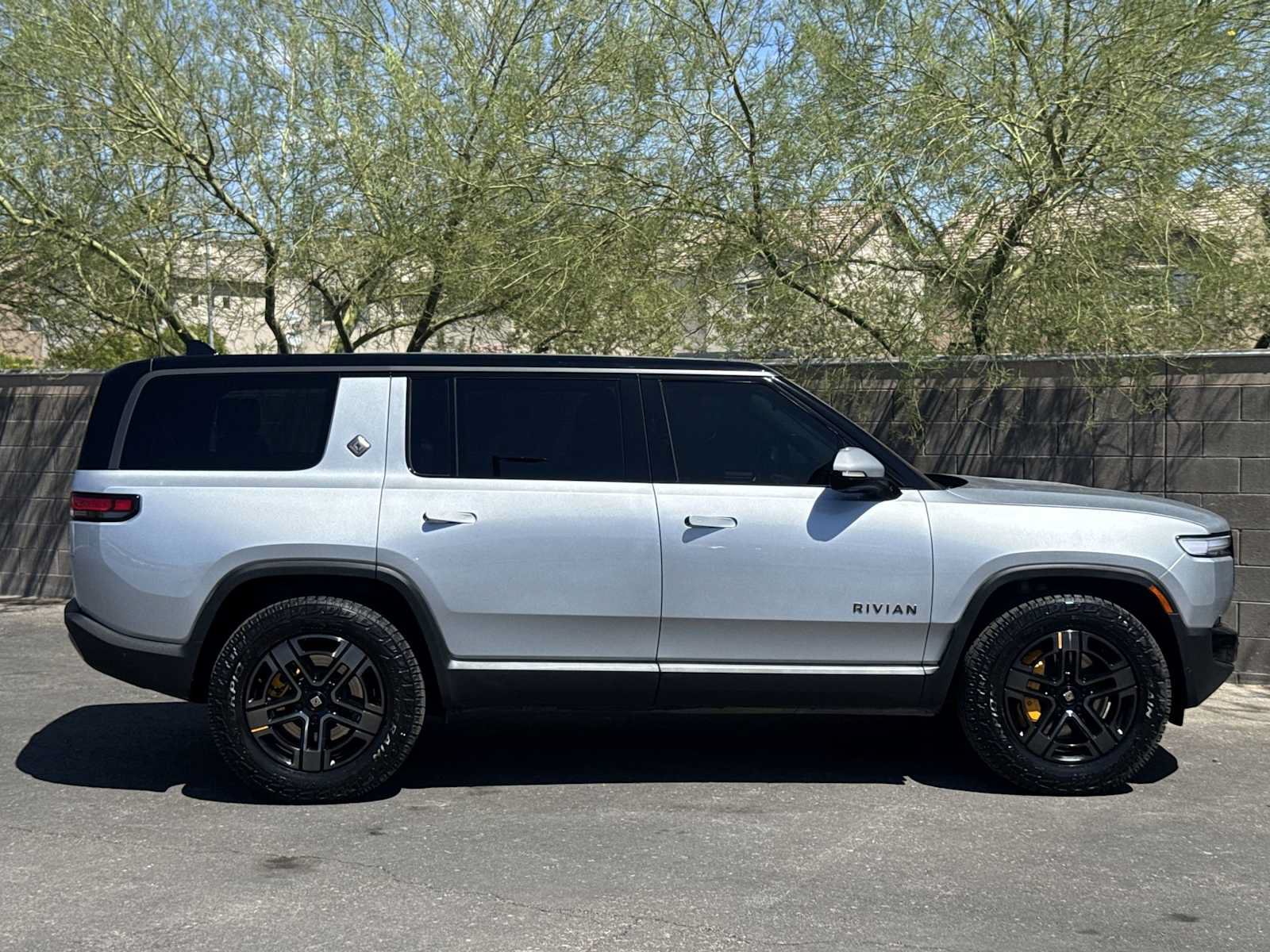 Used 2025 Rivian R1S Premium AWD/4WD image 9