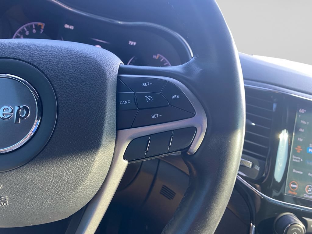 Certified 2022 Jeep Grand Cherokee Laredo X AWD/4WD image 24