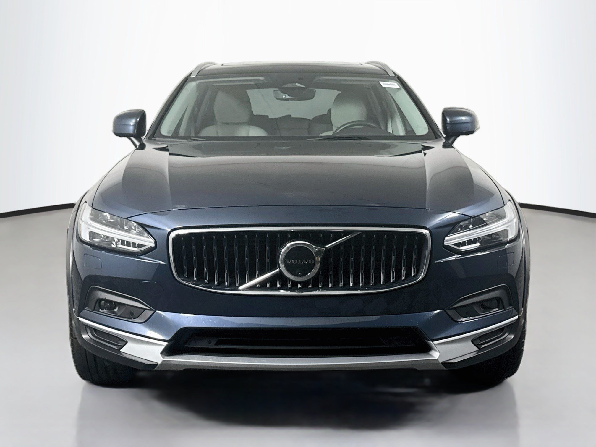 Used 2025 Volvo V90 B6 Cross Country Ultra w/ Protection Package Premier AWD/4WD image 2