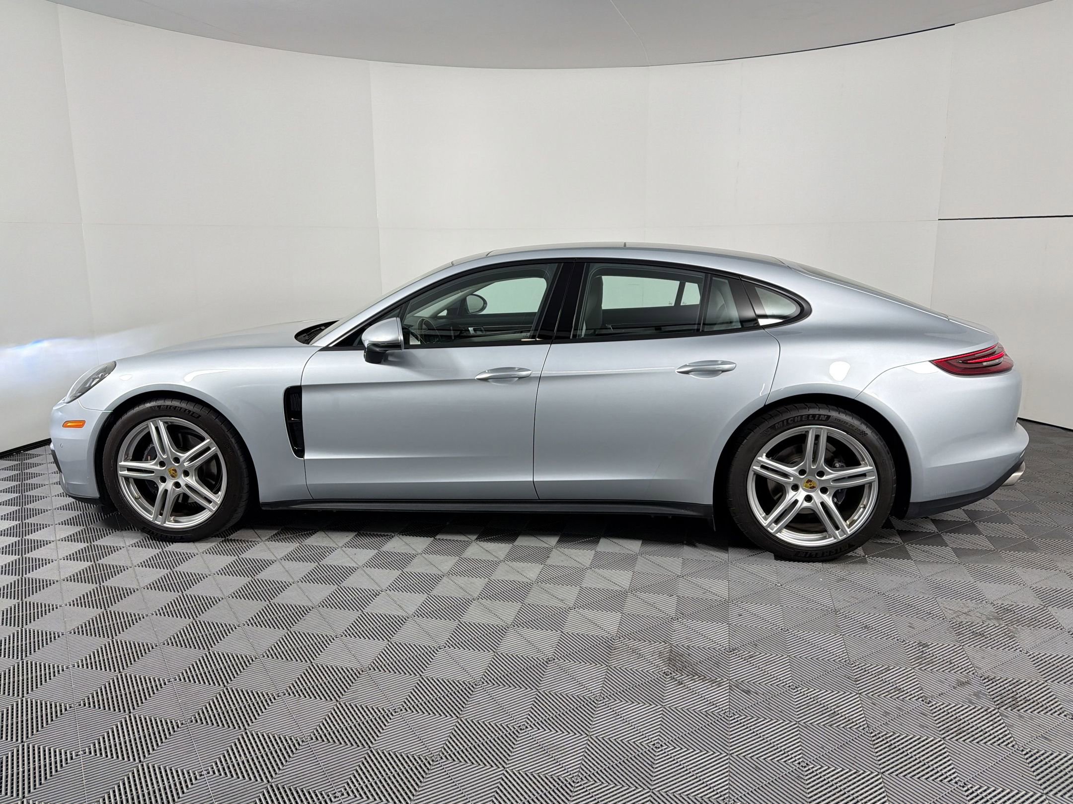Certified 2018 Porsche Panamera image 2