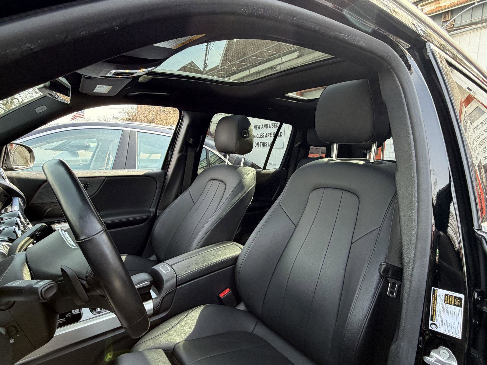 Used 2023 Mercedes-Benz GLB 250 4MATIC w/ Premium Package image 13