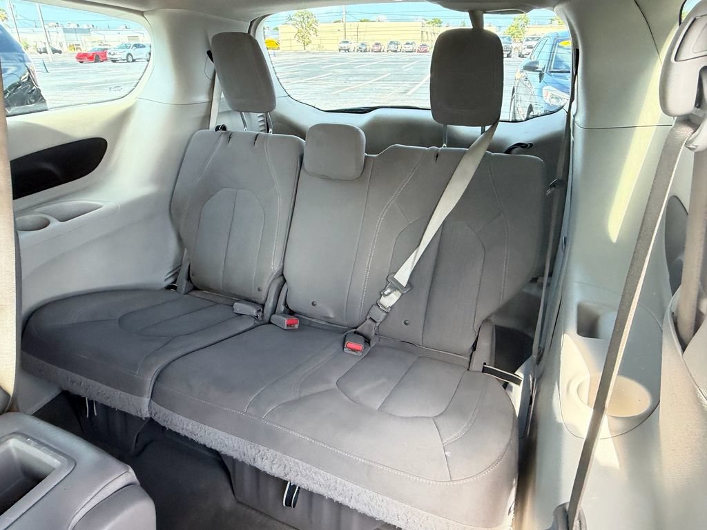 Used 2017 Chrysler Pacifica Touring w/ Tire & Wheel Group FWD image 11