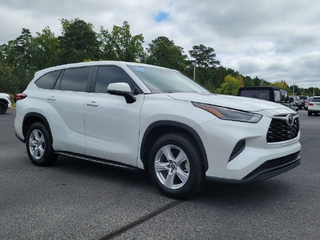 Used 2023 Toyota Highlander L FWD image 3