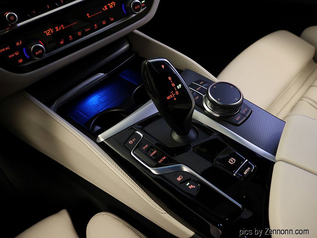 Certified 2023 BMW 530e 530e w/ M Sport Package image 24