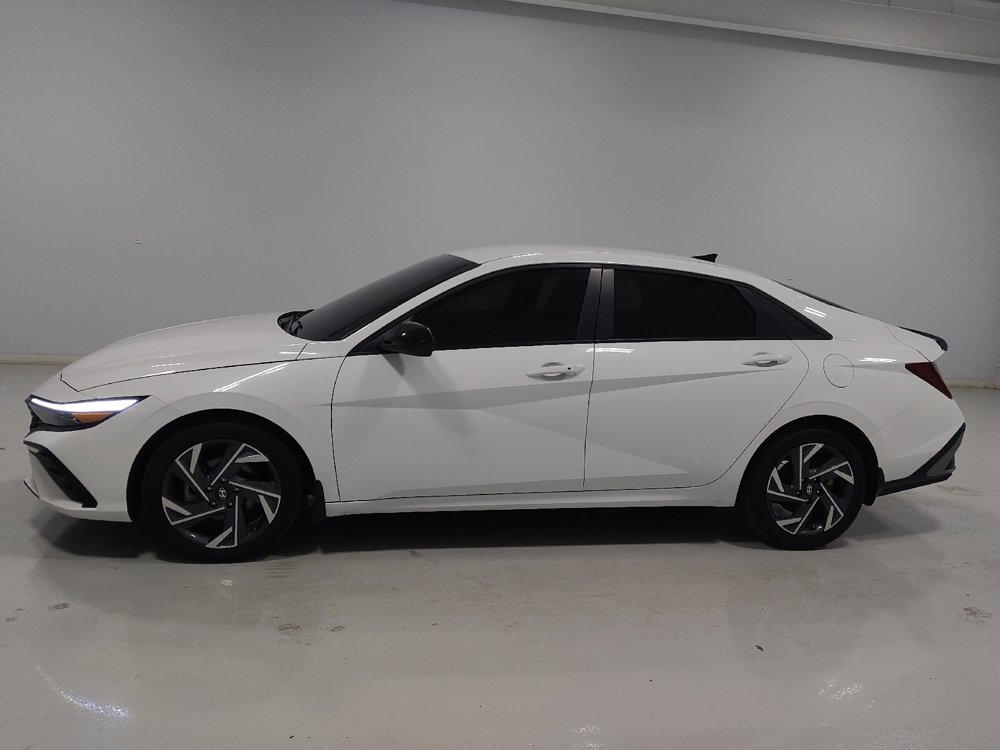 Used 2025 Hyundai Elantra Sport FWD image 2