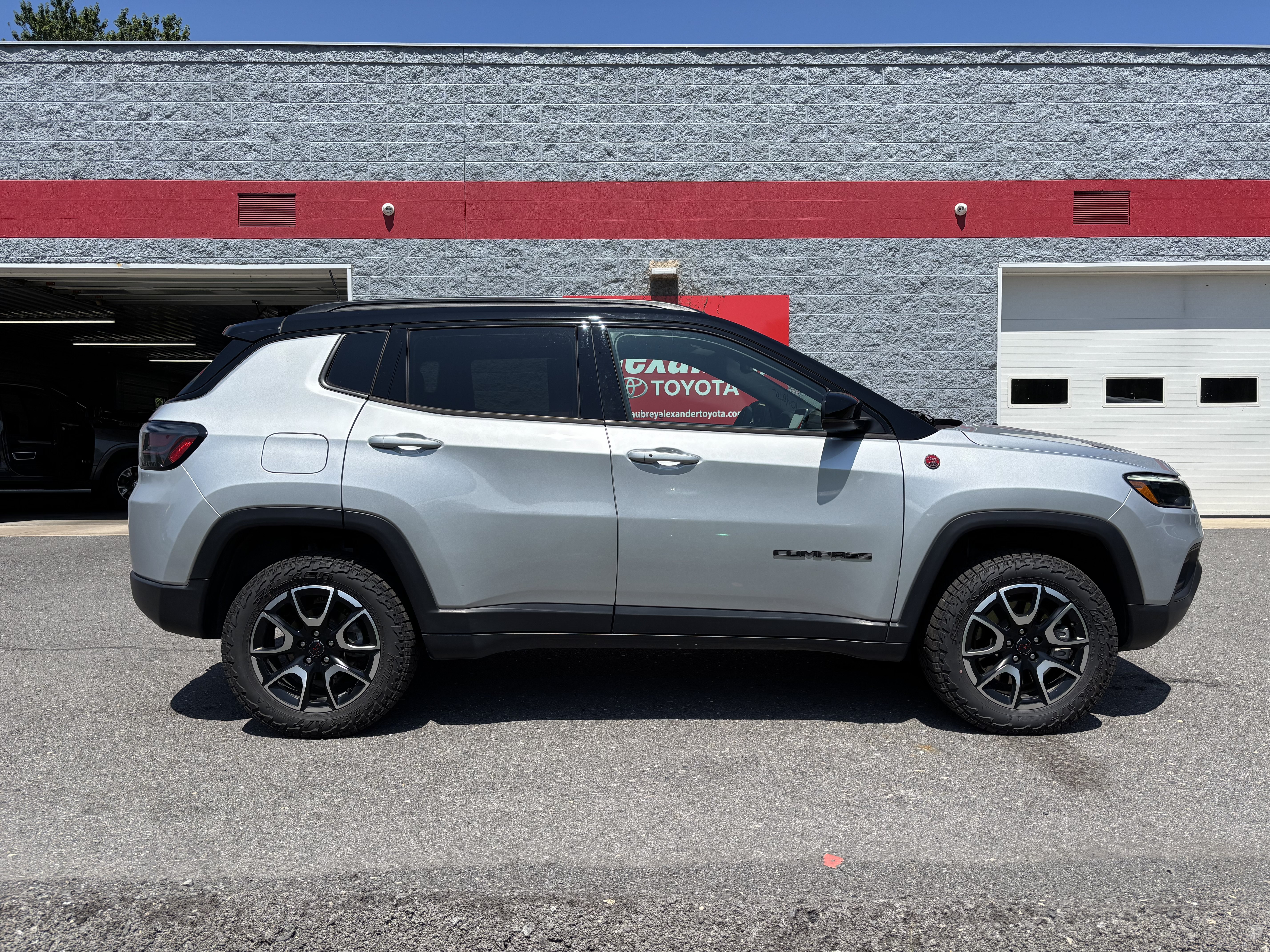 Used 2025 Jeep Compass Trailhawk w/ Trailhawk Elite Group AWD/4WD video 2