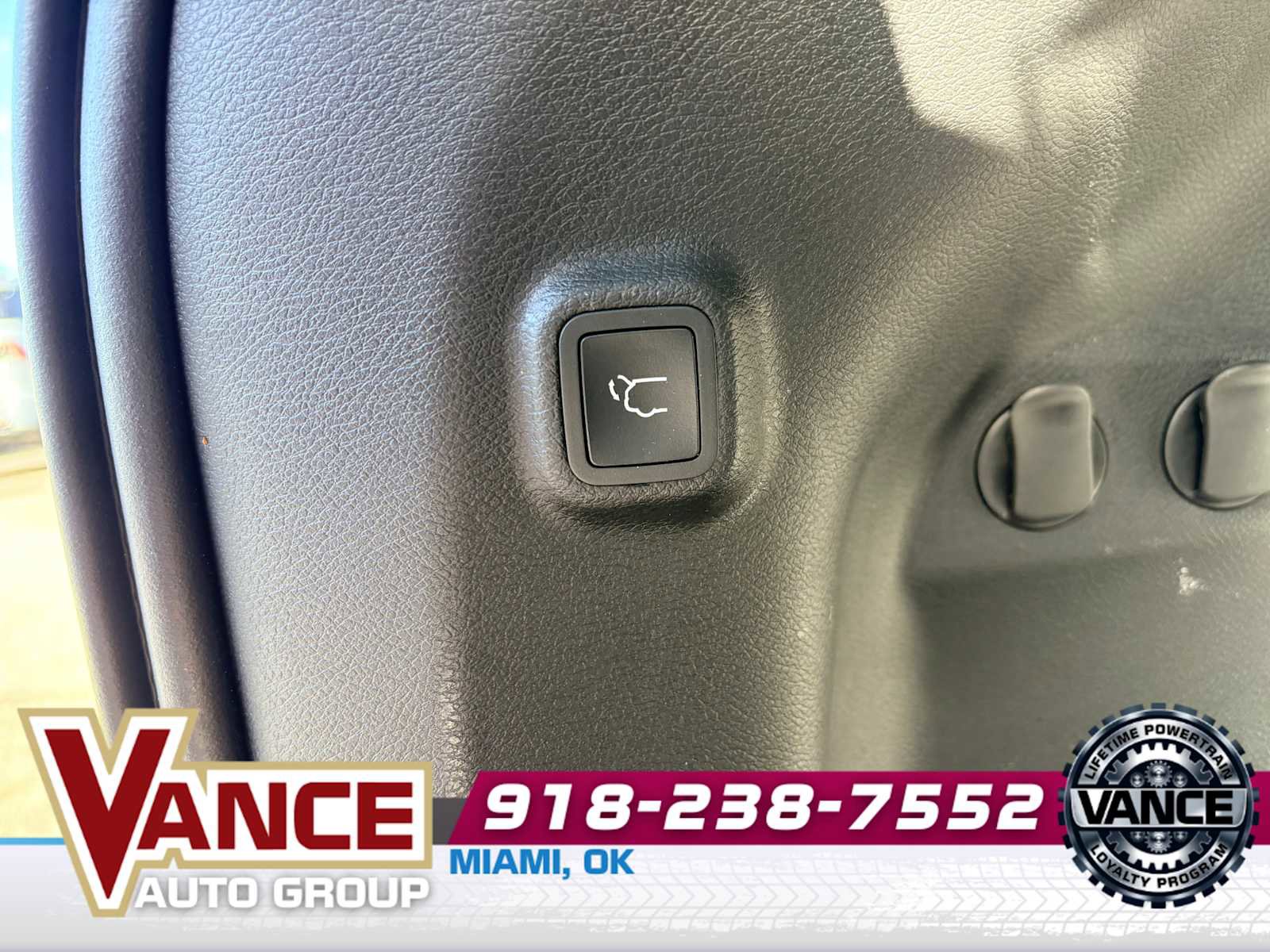 Used 2019 Jeep Cherokee Latitude Plus AWD/4WD image 17