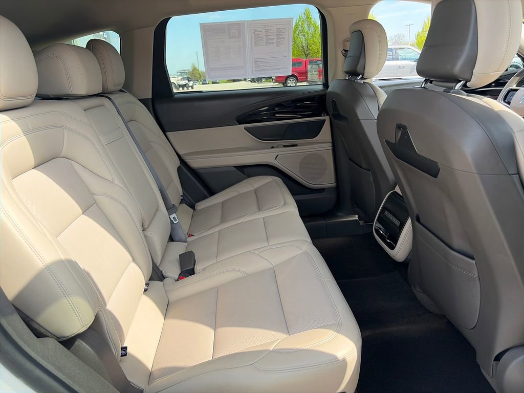 Used 2025 Lincoln Nautilus Premier AWD/4WD image 30