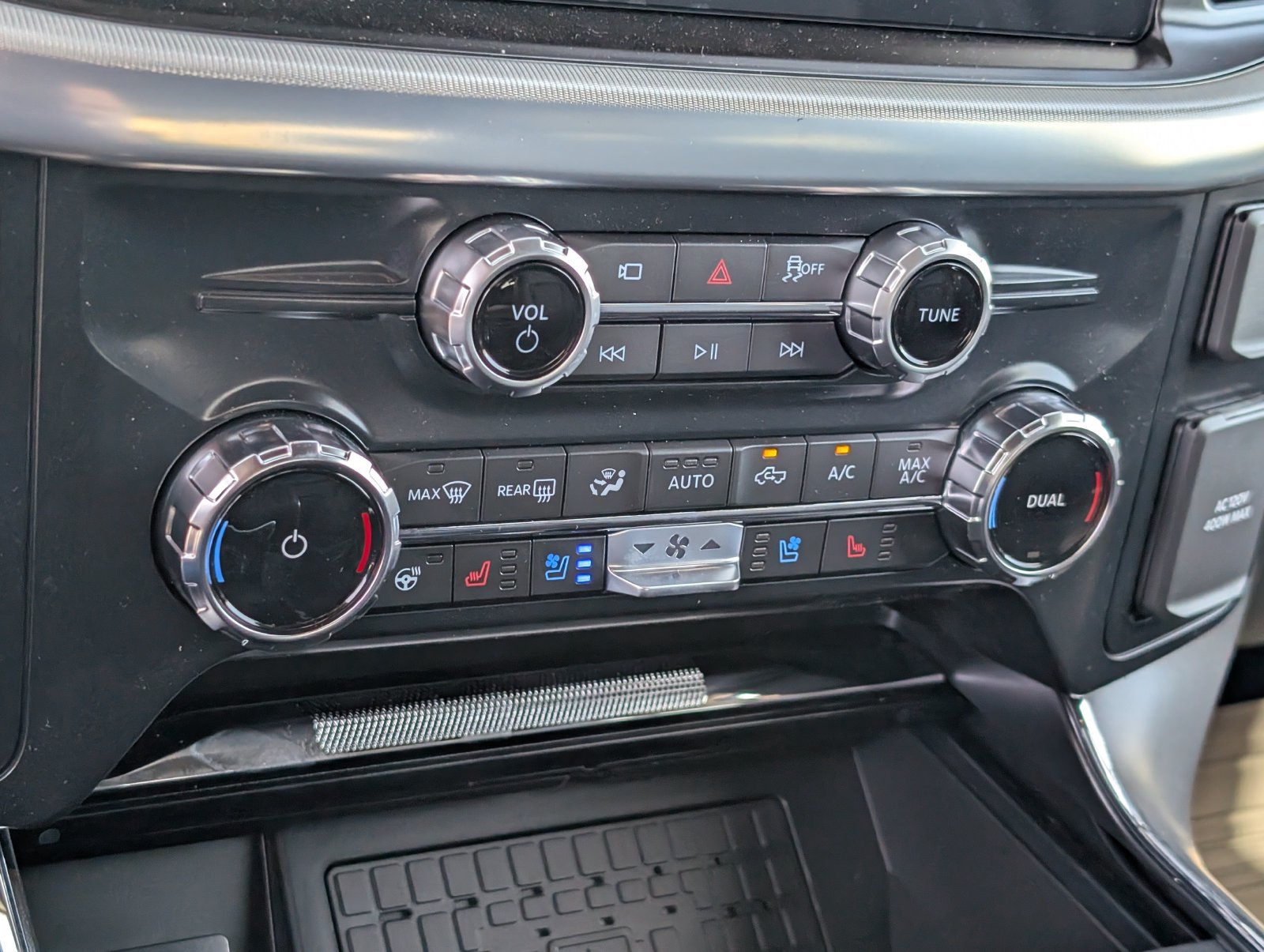 Used 2025 Ford F150 Lariat w/ Equipment Group 502A High AWD/4WD image 17