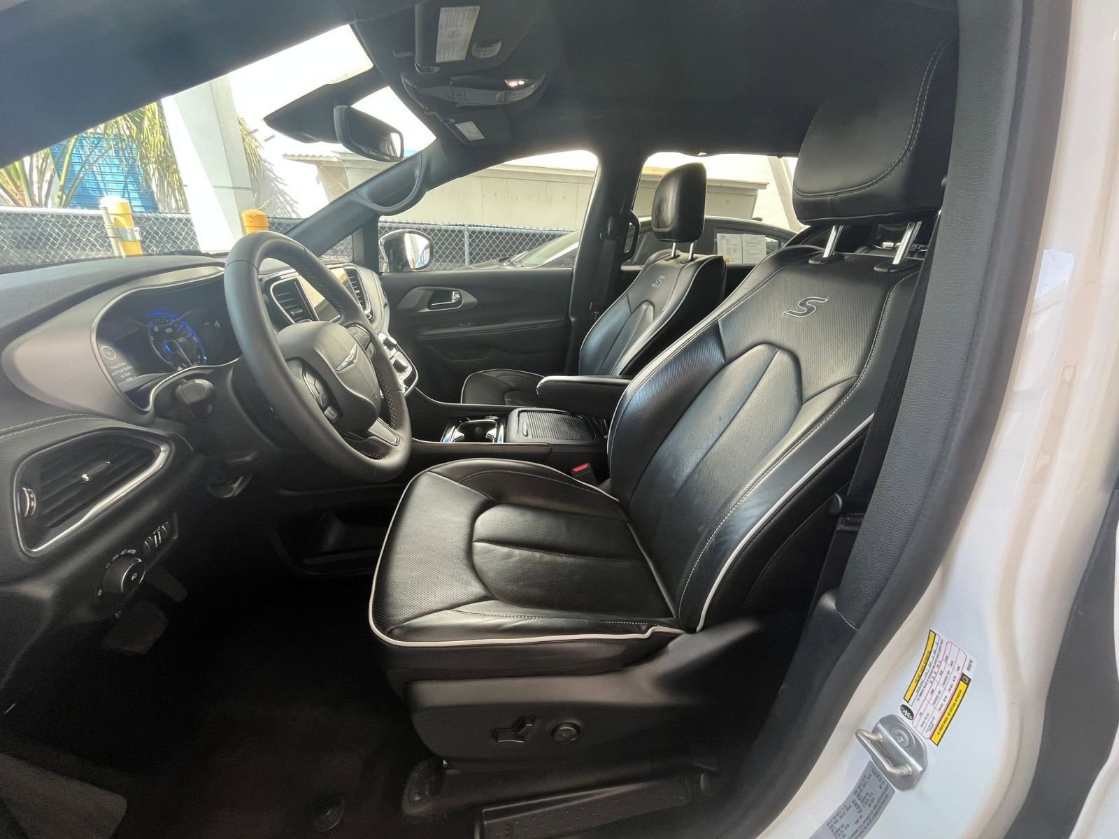 Used 2025 Chrysler Pacifica Limited FWD image 30