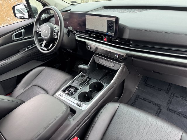 Used 2025 Kia Carnival SX w/ SX Dark Edition Package FWD image 23