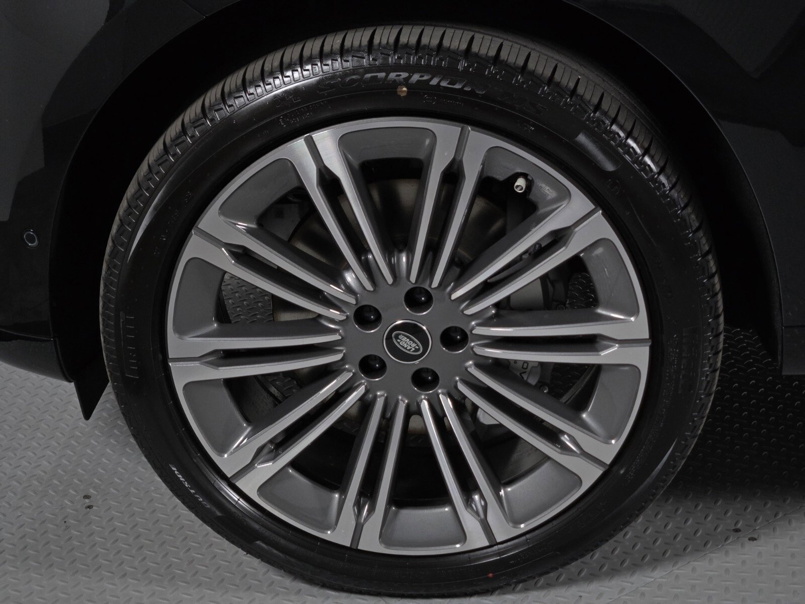 New 2025 Land Rover Range Rover Long Wheelbase SE image 9