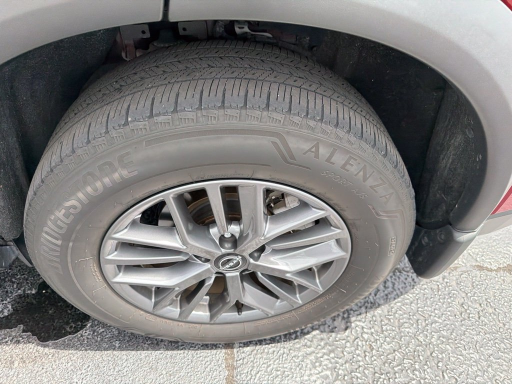 Used 2024 Nissan Rogue S FWD image 11