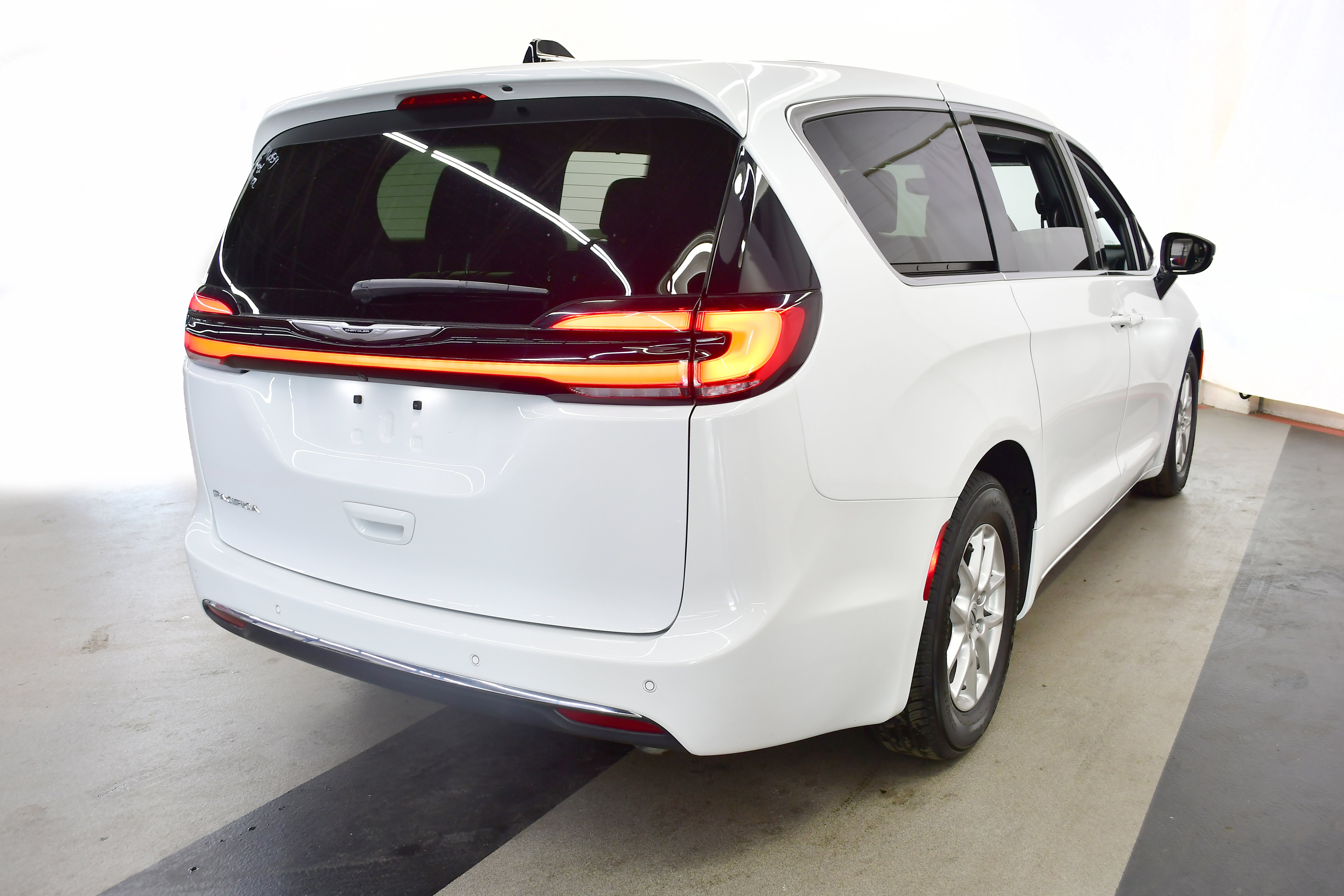 Used 2025 Chrysler Pacifica Select FWD image 7