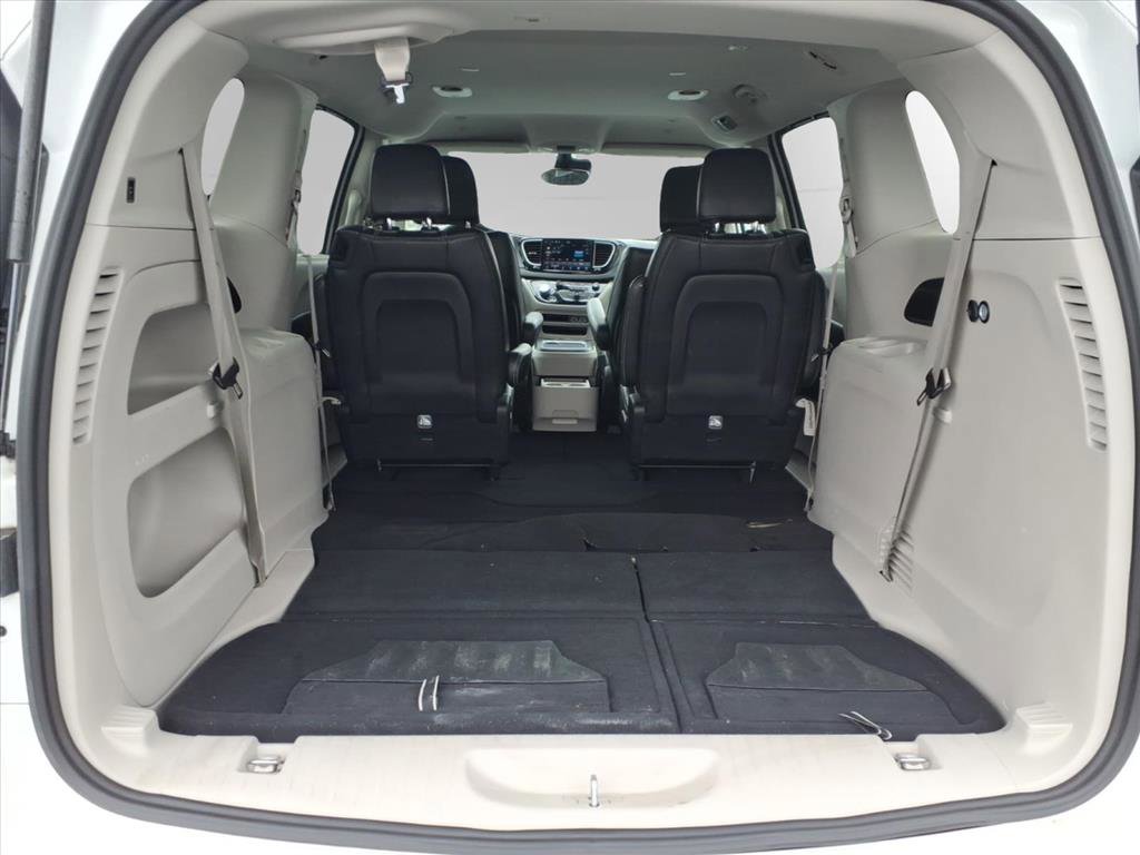 Used 2024 Chrysler Pacifica Touring-L image 11