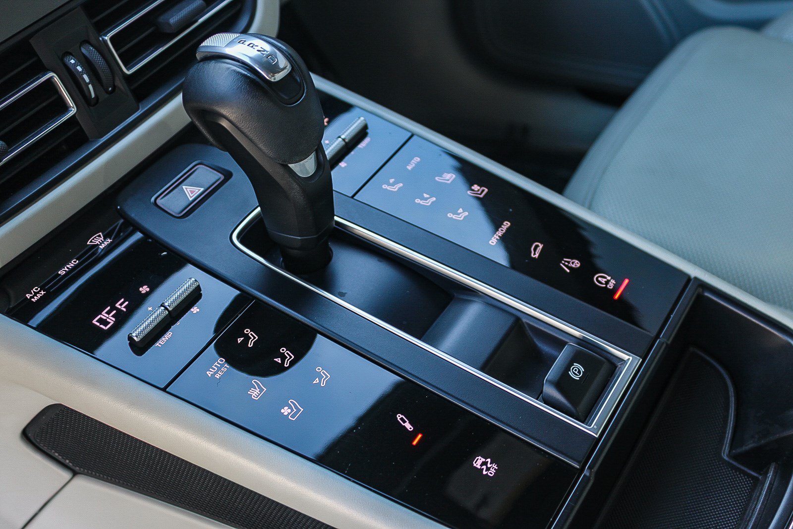 Used 2023 Porsche Macan Turbo AWD/4WD image 20