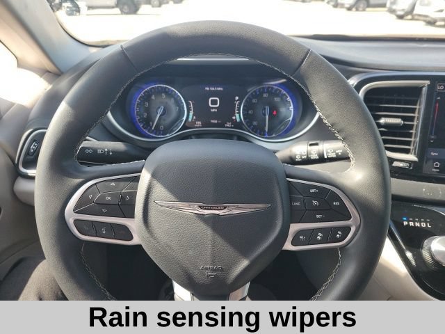 Used 2023 Chrysler Pacifica Touring-L FWD image 14