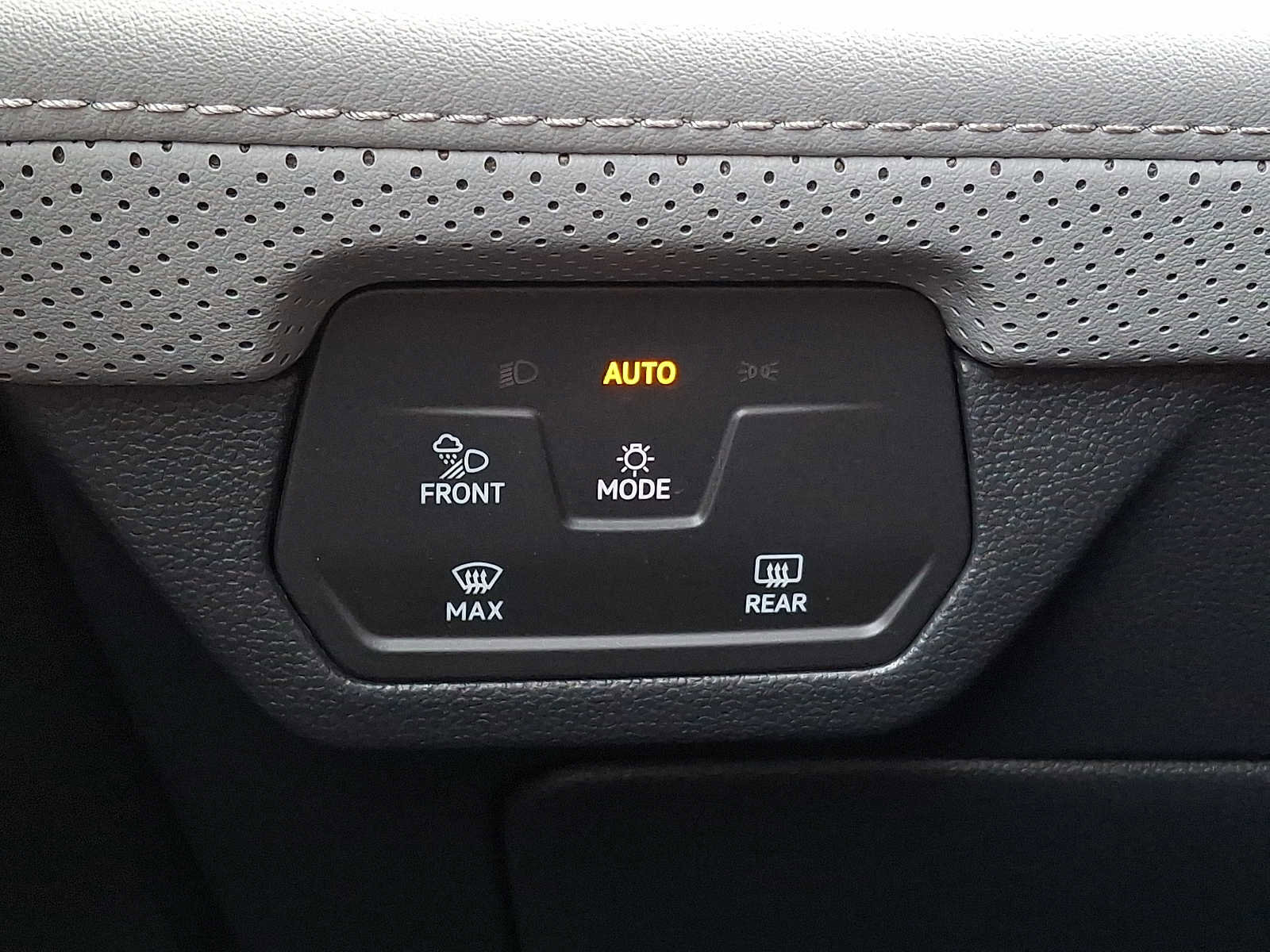 Used 2025 Volkswagen Atlas Peak Edition SE AWD/4WD image 23