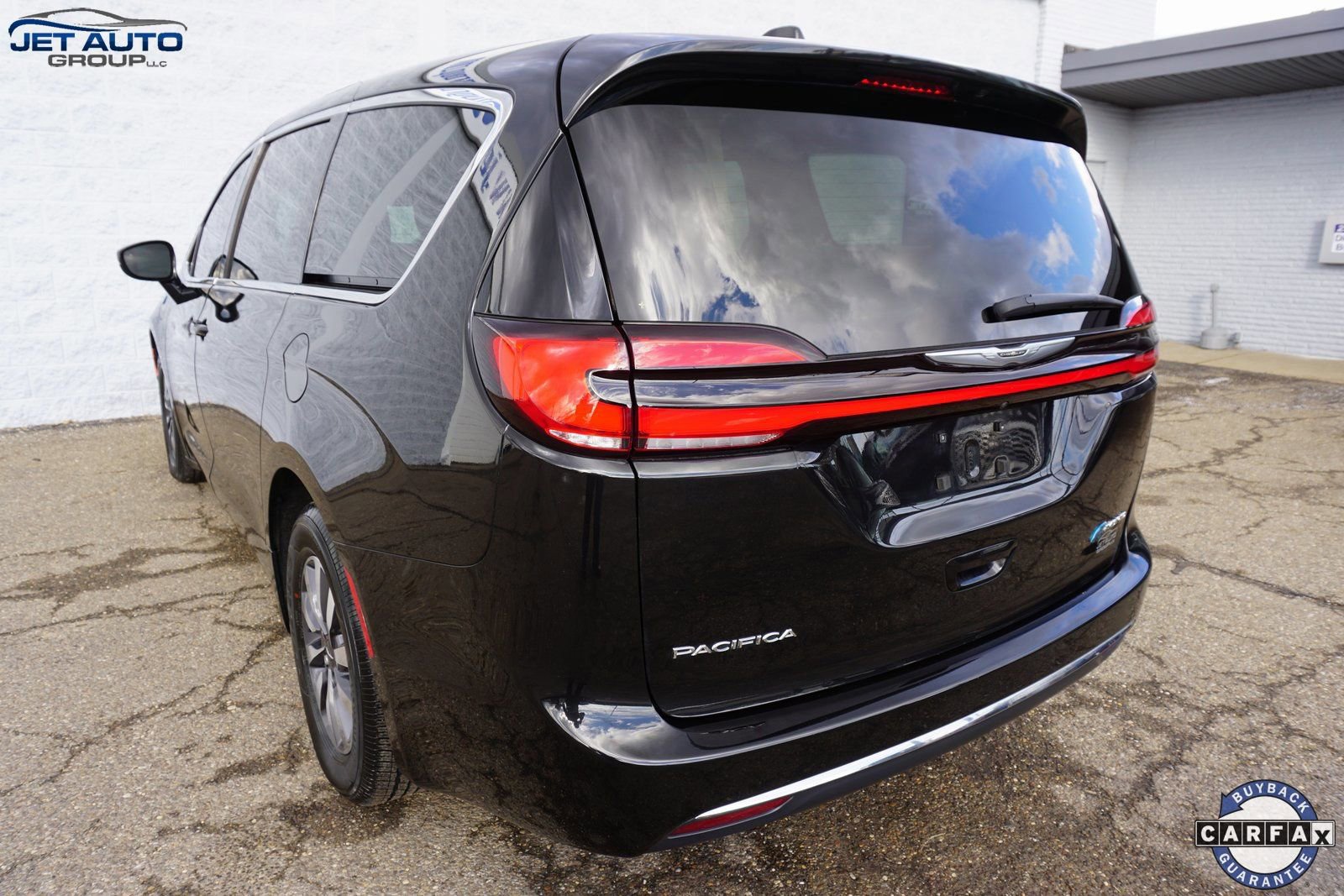 Used 2022 Chrysler Pacifica Touring-L image 9