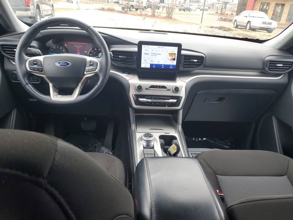 Used 2022 Ford Explorer XLT image 9