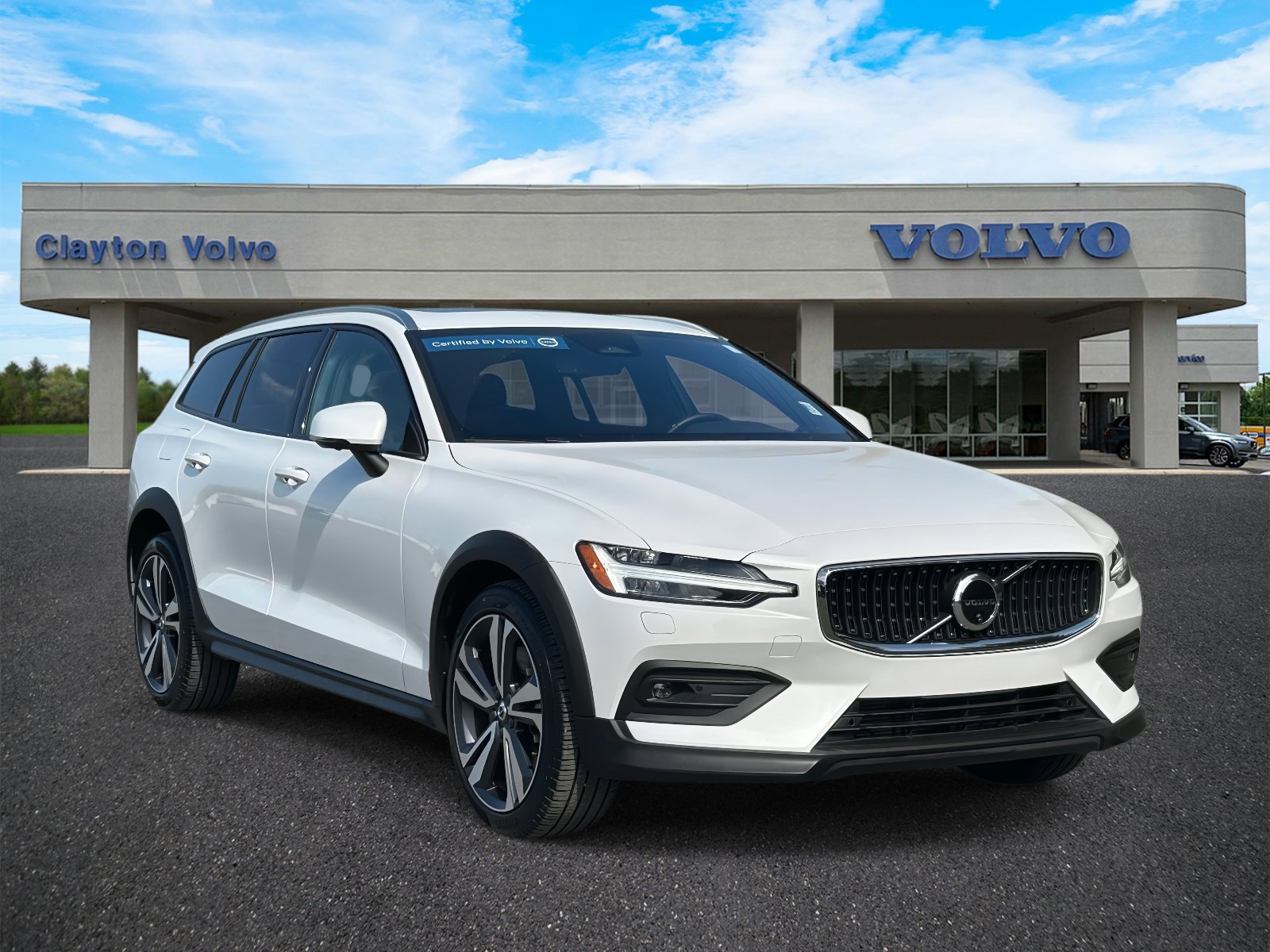 Certified 2025 Volvo V60 B5 Cross Country Plus image 1