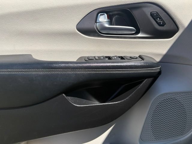 Used 2022 Chrysler Pacifica Touring-L FWD image 22