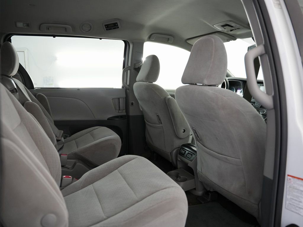 Used 2018 Toyota Sienna LE w/ Carpet Mat Package image 35
