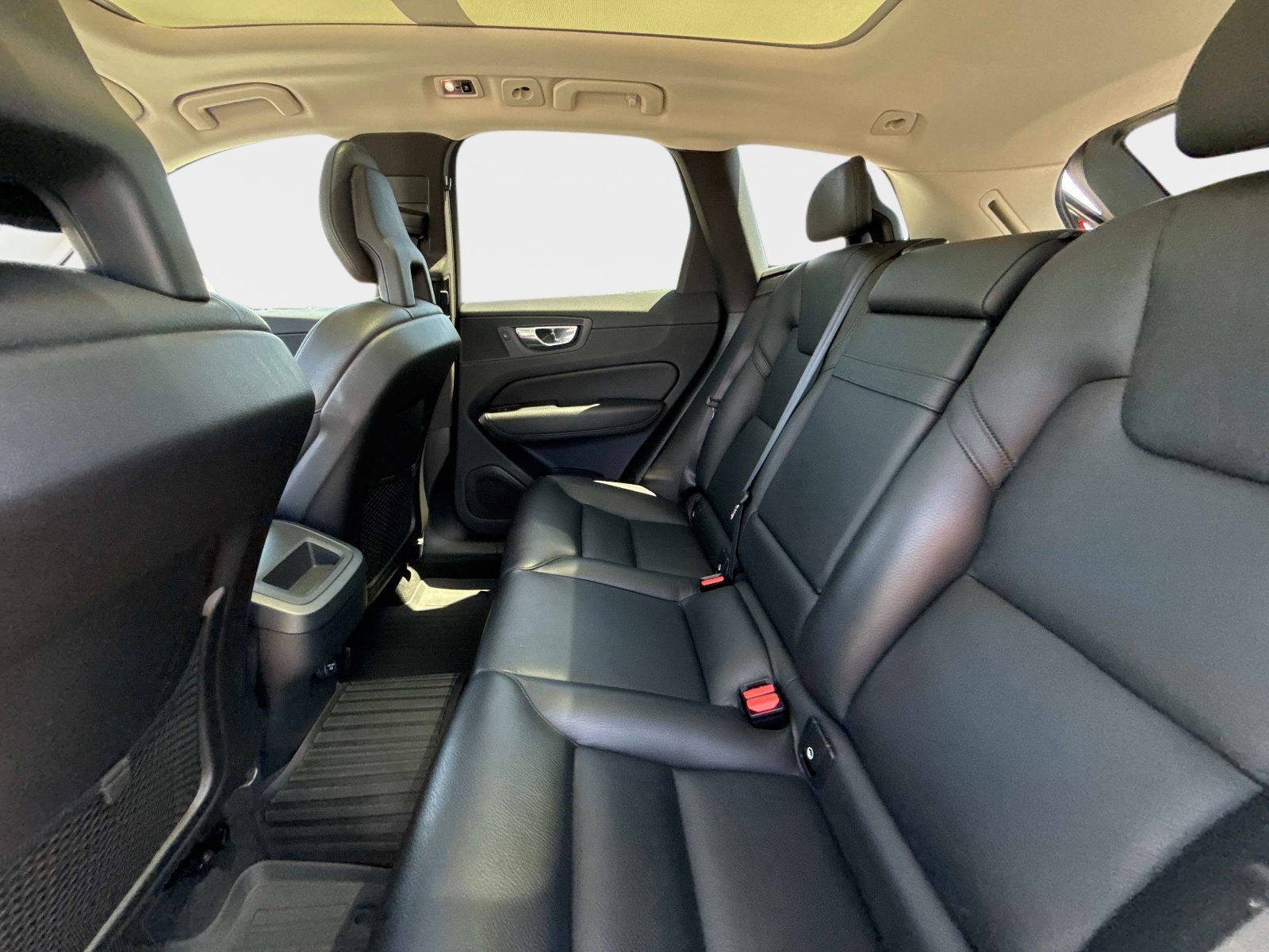 Used 2018 Volvo XC60 T5 Momentum w/ Convenience Package AWD/4WD image 15