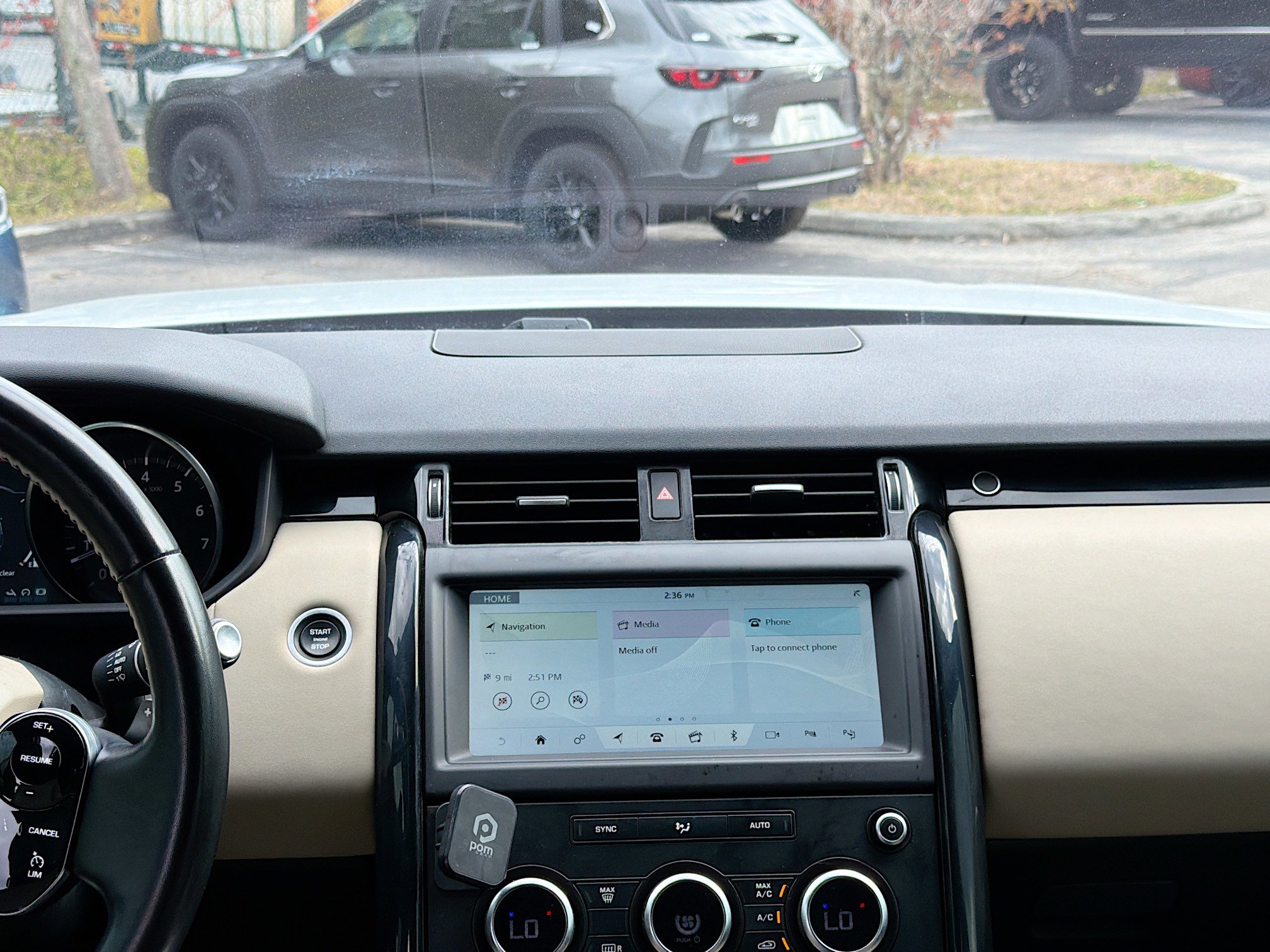 Used 2019 Land Rover Discovery SE image 20