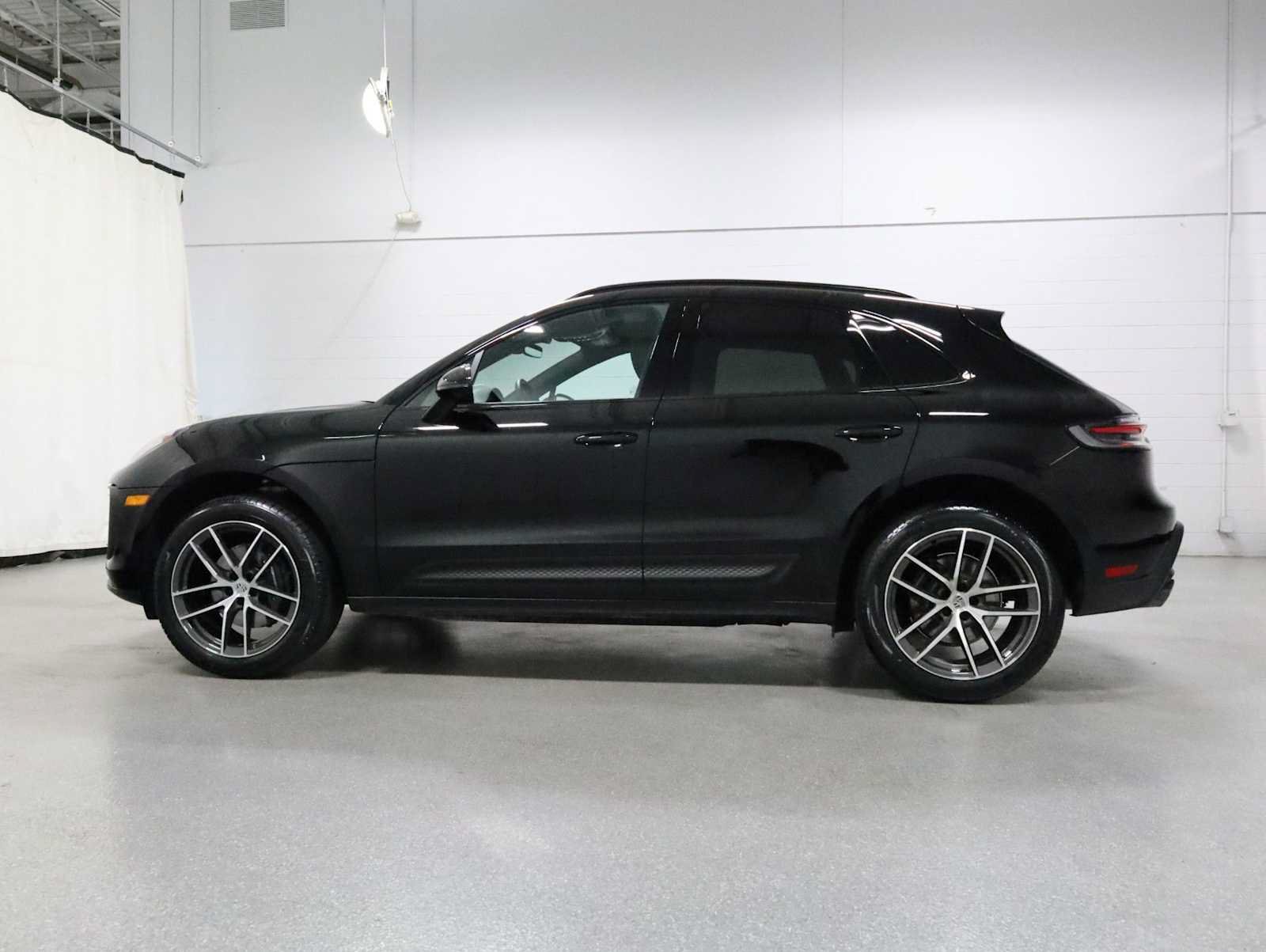 Certified 2026 Porsche Macan AWD/4WD image 2